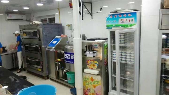 customers-shop-for-making-plain-yogurt-1