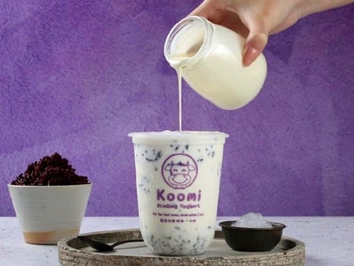What are the common packaging forms of Greek yogurt?